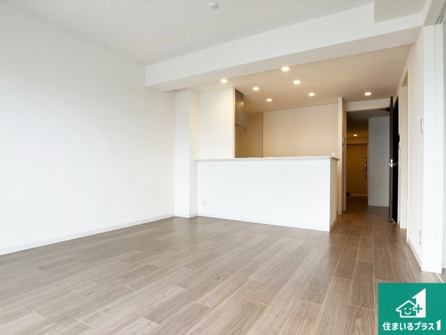 アルファスマート明石東野町人丸ヒルズの居間・リビング|明るいリビングで朝の目覚めもスッキリできそう！対面キッチンでご家族のコミュニケーションも自然と増える設計！小さなお子様が遊ぶスペースを作っても広々とくつろげるLDK！