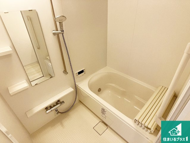 アルファスマート明石東野町人丸ヒルズの浴室|足をゆったり伸ばして寛げる浴槽です。浴室乾燥機も設置しているので、雨の日の洗濯物も安心です♪