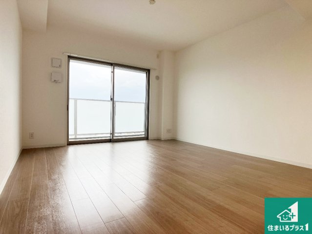 アルファスマート明石東野町人丸ヒルズの洋室|寝室は心地よい眠りについてもらいたくて、シンプルかつ開放的な空間な設計にしています！大きな窓から差し込む日が心地いいです♪