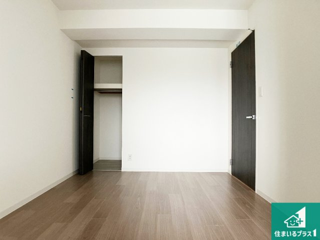 アルファスマート明石東野町人丸ヒルズの洋室|ウォークインクローゼット付きで生活スペースもスッキリできます。各居室にも収納がありますので、お子様の衣類やおもちゃなどもしっかり収納できます。