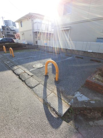 ハウスウステリア A棟の駐車場