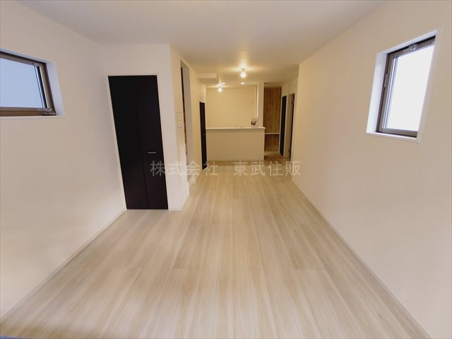 【居間・リビング】 | 志木市柏町２期　全２棟　2号棟 | おしゃれな17.87帖のリビングです