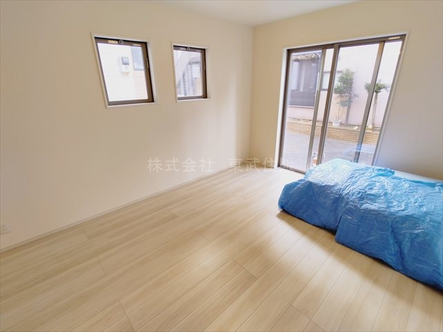 【居間・リビング】 | 志木市柏町２期　全２棟　2号棟 | 開放感があり日当たり良好です