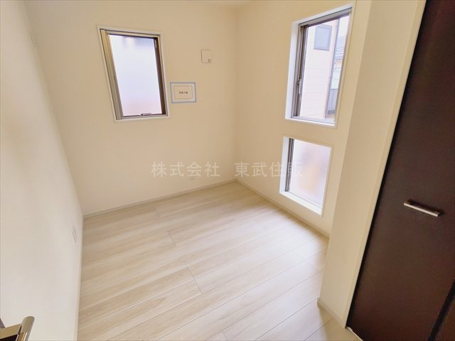 【洋室】 | 志木市柏町２期　全２棟　2号棟 | 洋室4.0帖、落ち着いた色調の洋室です