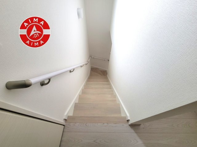 春日市天神山4丁目第3-1棟の内装|階段からも明るい光が入ります。採光や通風も階段の重要な役割です。