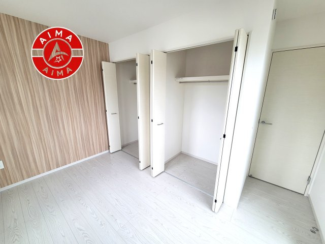 春日市天神山4丁目第3-1棟の収納|洋服や大きな荷物が多い方や人数の多いご家族などは、一般的なクローゼットよりもウォークインクローゼットのほうが使い勝手が良いです。