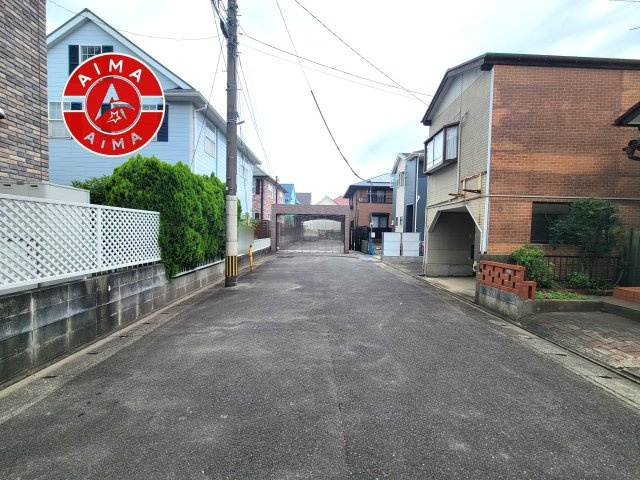 春日市天神山4丁目第3-1棟(1号棟)の前面道路含む現地写真|前面道路は閑静な住宅地をはしる車通りの少ない道路。お車の出し入れが苦手なママや小さなお子様にも安心ですね。しっかり舗装もされているので、ベビーカーや自転車で通っても快適に通行できます。