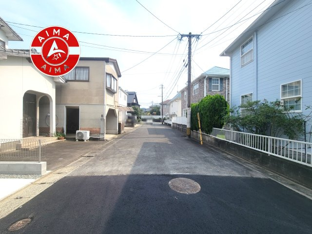 春日市天神山4丁目第3-1棟の前面道路含む現地写真|前面道路は閑静な住宅地をはしる車通りの少ない道路。お車の出し入れが苦手なママや小さなお子様にも安心ですね。しっかり舗装もされているので、ベビーカーや自転車で通っても快適に通行できます。