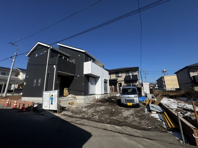新築　沼田市材木町第１　１号棟の駐車場|現地写真　駐車スペースは並列2台+1台分可能です！					
