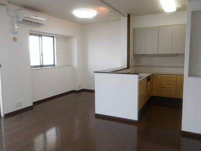 【居間・リビング】 | パークスカイタワー松戸 | LD（約13.3畳）別角度　※2025年7月撮影