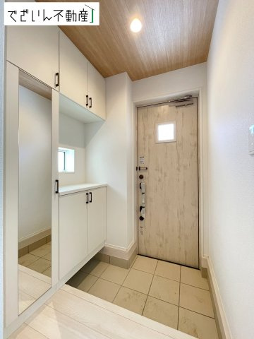 【玄関】 | GRAFARE熊谷市本石　新築住宅 | 清潔感溢れる玄関がお出迎えする本邸宅の物語は、ここから始まる日常を期待させます。この場所には「希望」と「優越」で包み込んでくれる「特別」な空間があります。
現地(2026年5月撮影)