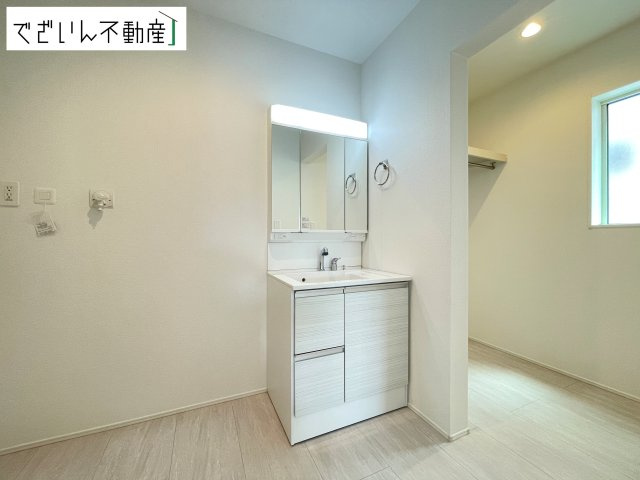 【独立洗面台】 | GRAFARE熊谷市本石　新築住宅 | 朝の支度も家族並んでスムーズに。洗面台の広さと収納力が、忙しい毎日を支えてくれます。
現地(2026年5月撮影)