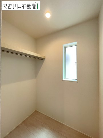 【収納】 | GRAFARE熊谷市本石　新築住宅 | 洗面脱衣室の隣には、着替えなどを収納できるウォークインクローゼットがあり、便利です。
現地(2026年5月撮影)