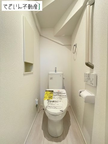 【トイレ】 | GRAFARE熊谷市本石　新築住宅 | シンプルで清潔感のある空間は、毎日使う場所だからこそ嬉しい。家族みんなが快適に過ごせる工夫が詰まっています。
現地(2026年5月撮影)