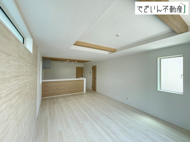 【居間・リビング】 | GRAFARE熊谷市本石　新築住宅 | センスが求められるプライベート空間だからこそ、自分の個性を飾るにふさわしい癒しと寛ぎの空間を演出します。
現地(2026年5月撮影)