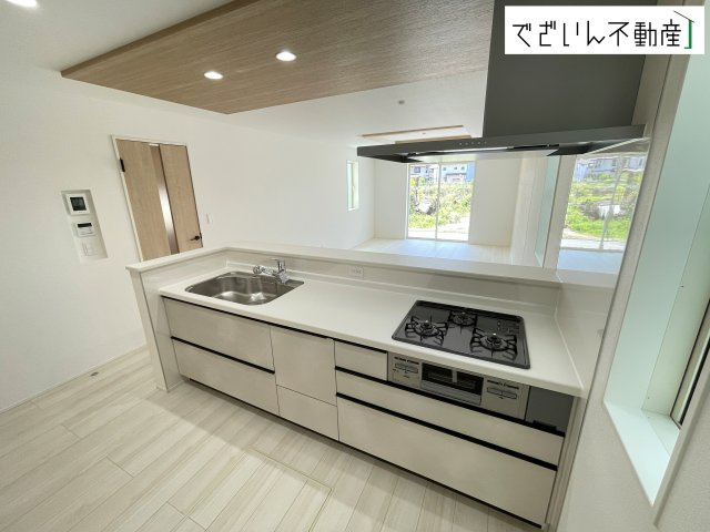 【キッチン】 | GRAFARE熊谷市本石　新築住宅 | ご家族みんなで調理ができる位のスペースを実現したキッチン空間となっております。みんなで作った料理を召し上がりながらの会話は、自然と笑いが絶えない空間がそこに広がります。
現地(2026年5月撮影)
