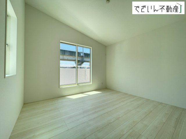【洋室】 | GRAFARE熊谷市本石　新築住宅 | 夫婦の寝室としても使える落ち着いた居室。育児の合間にほっと一息つける、静かな時間を守ってくれます。
現地(2026年5月撮影)