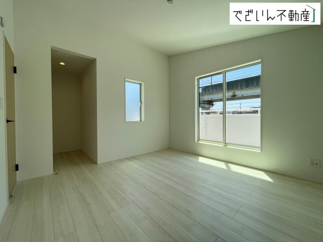 【洋室】 | GRAFARE熊谷市本石　新築住宅 | 各部屋に収納が充実しているから、片付けがラク。季節用品もすっきり収まり、生活感を隠せます。
現地(2026年5月撮影)