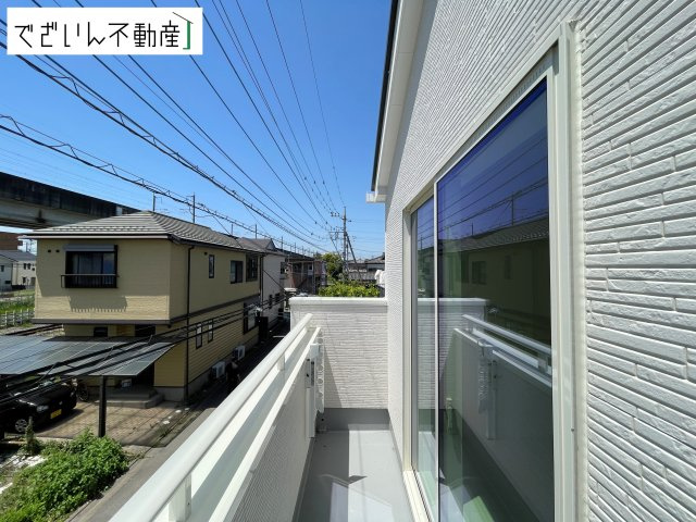 【バルコニー】 | GRAFARE熊谷市本石　新築住宅 | ずっと太陽を感じる事ができるのは、遮るものが視界に無いから。彼方に広がる風景が絵画のように広がります。
現地(2026年5月撮影)