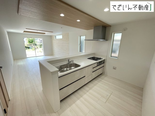 【キッチン】 | GRAFARE熊谷市本石　新築住宅 | 共働きでも無理なく使える効率的なレイアウト。夕食の準備も、家族の会話を楽しみながら進められる、心地よいキッチンです。
現地(2026年5月撮影)