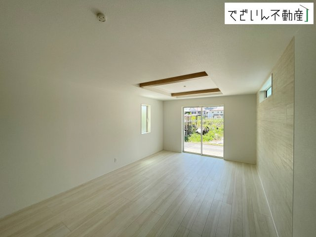 【居間・リビング】 | GRAFARE熊谷市本石　新築住宅 | 室内構成に拘り採光とセンスを散りばめた空間。それは『柔らかさ』に似た素敵な居場所。そこに暮らす人のことを考えつくり出したものは『癒し』という心地よい居場です。
現地(2026年5月撮影)