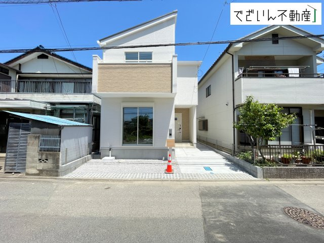 【外観】 | GRAFARE熊谷市本石　新築住宅 | 南向きの穏やかな佇まいが、家族の新しい日常を優しく包み込む。静かな街並みに、安心して子育てできる環境が整っています。
現地(2026年5月撮影)