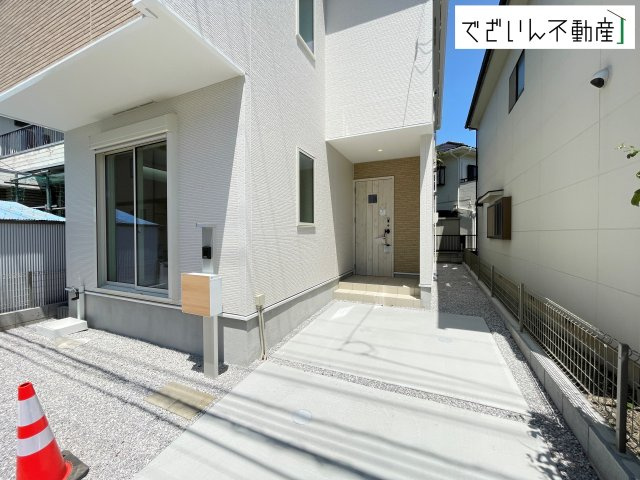 【玄関】 | GRAFARE熊谷市本石　新築住宅 | 穏やかな佇まいが、家族の新しい日常を優しく包み込む。静かな街並みに、安心して子育てできる環境が整っています。
現地(2026年5月撮影)