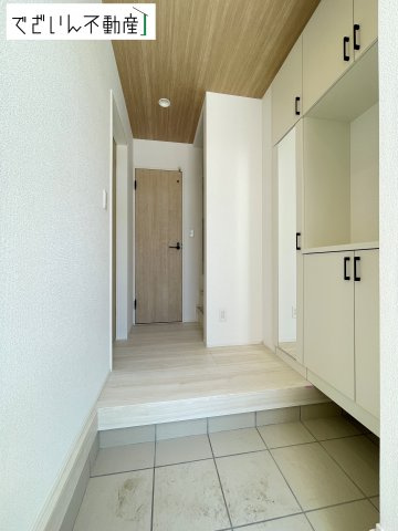【玄関】 | GRAFARE熊谷市本石　新築住宅 | 「ただいま」と「おかえり」が自然と交わされる、明るく開放的な玄関。家族の絆が深まる場所です。
現地(2026年5月撮影)