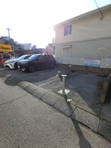 ハウスウステリア B棟の駐車場