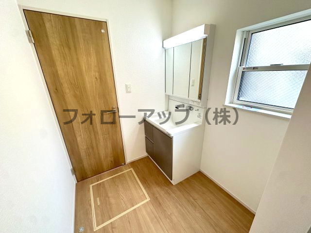 堺市北区長曽根町１号棟の独立洗面台|朝の支度にも助かる、独立の洗髪洗面化粧台