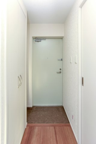 サヴォイブロンズガーデニア　2階の玄関|別号室です。現状優先になります。