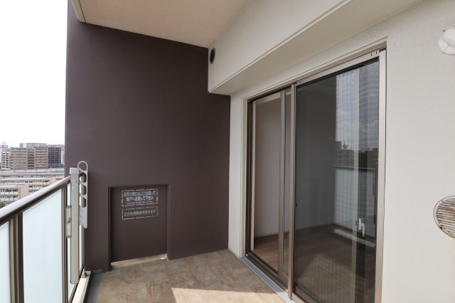 サヴォイブロンズガーデニア　2階のバルコニー|別号室です。現状優先になります。