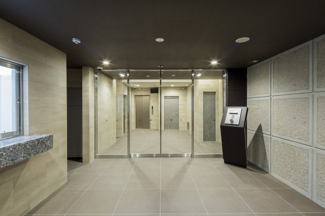 サヴォイブロンズガーデニア　2階のエントランス