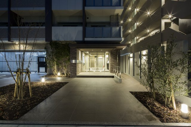 サヴォイブロンズガーデニア　2階のエントランス