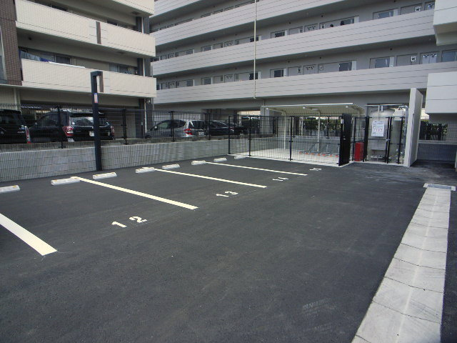 サヴォイブロンズガーデニア　2階の駐車場