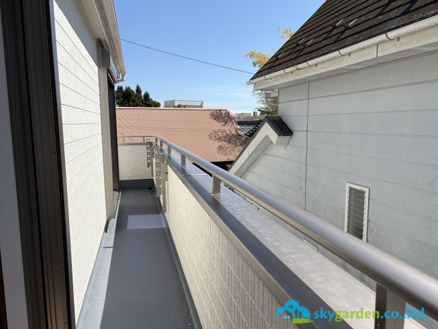 茅ヶ崎市松林3丁目883　新築戸建　1棟のバルコニー|お洗濯にも便利なバルコニー付き