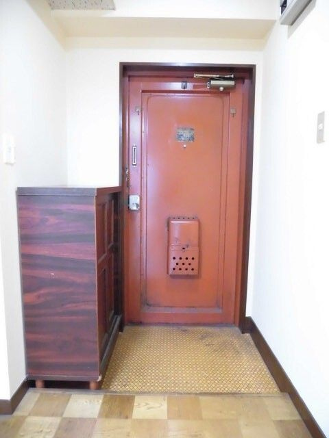 小川ビルの玄関