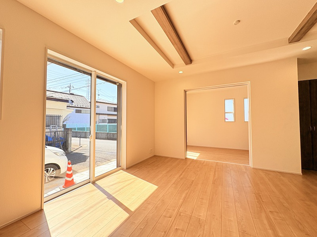 【居間・リビング】 | 練馬区西大泉4丁目　新築一戸建住宅　全1棟　(保谷店) | 開放的な空間でゆったりとやすらぎに包まれた時をお過ごしください。