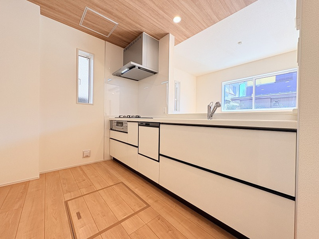 【キッチン】 | 練馬区西大泉4丁目　新築一戸建住宅　全1棟　(保谷店) | 食洗機、浄水器一体型水栓付のシステムキッチン。