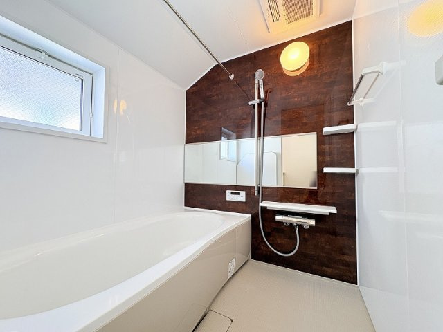 【浴室】 | 練馬区西大泉4丁目　新築一戸建住宅　全1棟　(保谷店) | 1日の疲れを癒す広々としたバスルーム。浴室乾燥機が備わり、防カビ対策や雨の日のお洗濯にも活躍いたします。