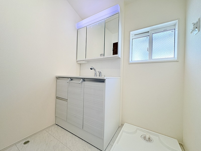 【独立洗面台】 | 練馬区西大泉4丁目　新築一戸建住宅　全1棟　(保谷店) | 洗面台には大きく見やすい三面鏡が付いているので、身支度がスムーズに行えます。