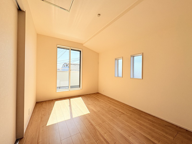 【寝室】 | 練馬区西大泉4丁目　新築一戸建住宅　全1棟　(保谷店) | 2階6.3帖/2面採光につき暖かな陽射しが差し込みます。