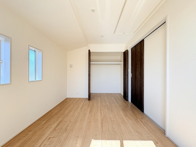 【寝室】 | 練馬区西大泉4丁目　新築一戸建住宅　全1棟　(保谷店) | 2階6.3帖/全居室に収納スペースが備わりお部屋を広々お使いいただけます。