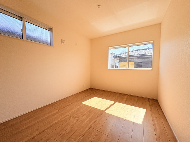 【洋室】 | 練馬区西大泉4丁目　新築一戸建住宅　全1棟　(保谷店) | 2階5.25帖/落ち着いた色味のクロスとフローリングでほっと一息つける空間。