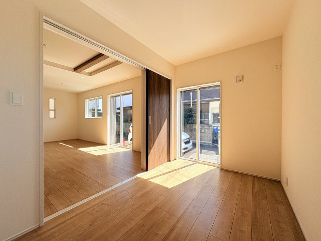【子供部屋】 | 練馬区西大泉4丁目　新築一戸建住宅　全1棟　(保谷店) | 1階4.6帖/リビング横の個室は中の様子も確認しやすく小さなお子様の遊び部屋にも便利です。