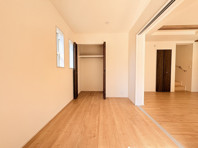 【子供部屋】 | 練馬区西大泉4丁目　新築一戸建住宅　全1棟　(保谷店) | 1階4.6帖/大きな窓から差し込む光がお部屋を明るく照らします。