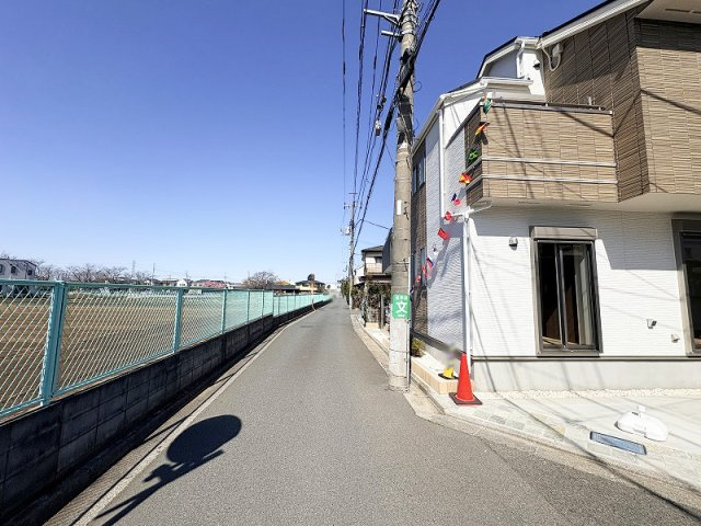 【前面道路含む現地写真】 | 練馬区西大泉4丁目　新築一戸建住宅　全1棟　(保谷店) | スーパー、コンビニ、小・中学校が徒歩10分圏内に揃い生活便利な住環境。