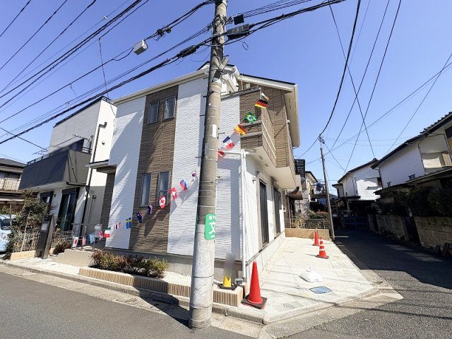 【外観】 | 練馬区西大泉4丁目　新築一戸建住宅　全1棟　(保谷店) | ポスト一体型宅配ボックスも備わり荷物の受け取りラクラク。