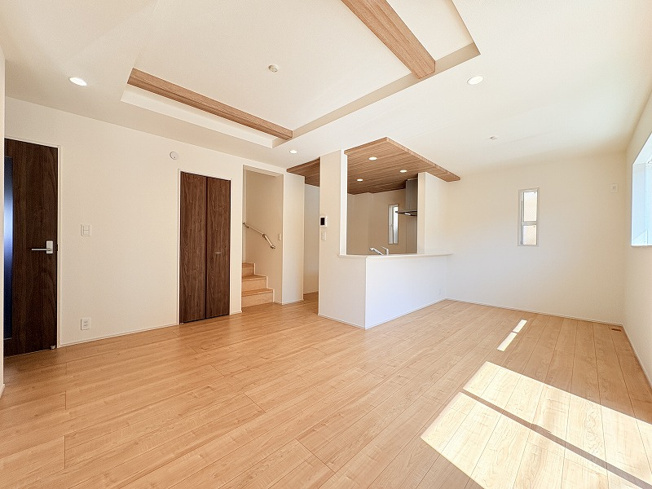 【居間・リビング】 | 練馬区西大泉4丁目　新築一戸建住宅　全1棟　(保谷店) | 暮らしの中心となるリビングは、ご家族で心地良く過ごせる空間に。