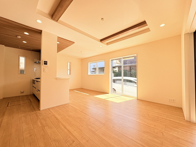 【居間・リビング】 | 練馬区西大泉4丁目　新築一戸建住宅　全1棟　(保谷店) | 折上天井×ポップアップ天井を採用したリビングはメリハリのあるお洒落な空間。